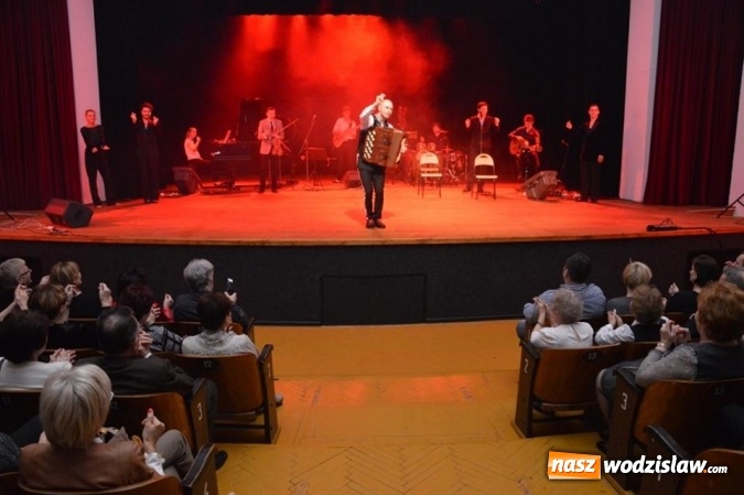 Zdjęcie w galerii na portalu naszwodzislaw.com: Marcin Wyrostek wystąpił na deskach radlińskiej sceny wiadomości z regionu