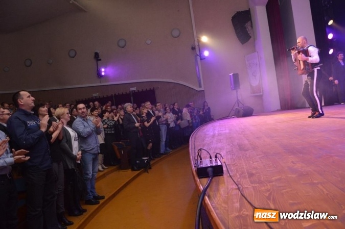 Zdjęcie w galerii na portalu naszwodzislaw.com: Marcin Wyrostek wystąpił na deskach radlińskiej sceny wiadomości z regionu