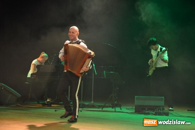 Zdjęcie w galerii na portalu naszwodzislaw.com: Marcin Wyrostek wystąpił na deskach radlińskiej sceny wiadomości z regionu