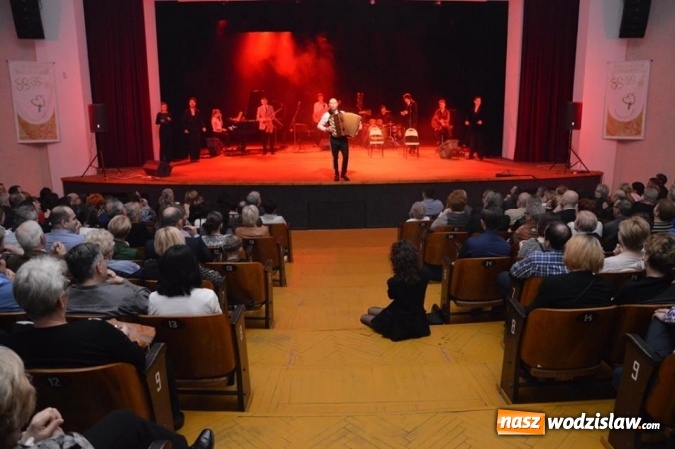 Zdjęcie w galerii na portalu naszwodzislaw.com: Marcin Wyrostek wystąpił na deskach radlińskiej sceny wiadomości z regionu