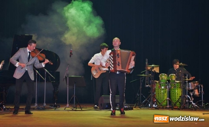 Zdjęcie w galerii na portalu naszwodzislaw.com: Marcin Wyrostek wystąpił na deskach radlińskiej sceny wiadomości z regionu