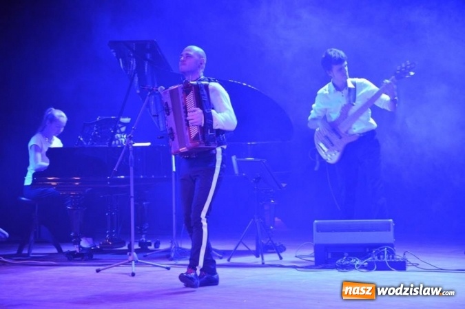 Zdjęcie w galerii na portalu naszwodzislaw.com: Marcin Wyrostek wystąpił na deskach radlińskiej sceny wiadomości z regionu