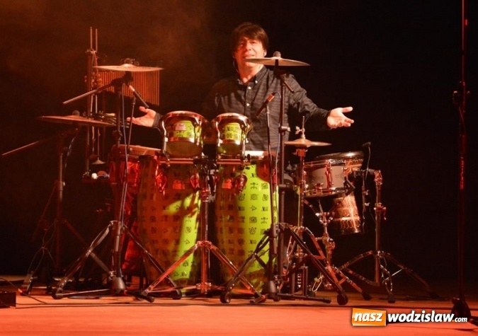 Zdjęcie w galerii na portalu naszwodzislaw.com: Marcin Wyrostek wystąpił na deskach radlińskiej sceny wiadomości z regionu