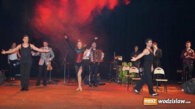 Zdjęcie w galerii na portalu naszwodzislaw.com: Marcin Wyrostek wystąpił na deskach radlińskiej sceny wiadomości z regionu