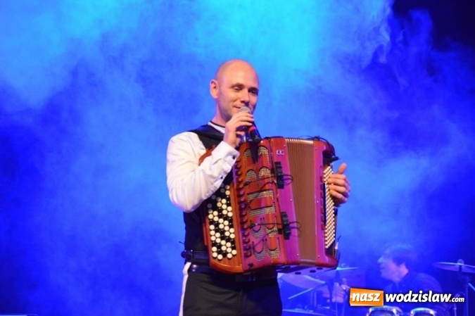 Zdjęcie w galerii na portalu naszwodzislaw.com: Marcin Wyrostek wystąpił na deskach radlińskiej sceny wiadomości z regionu