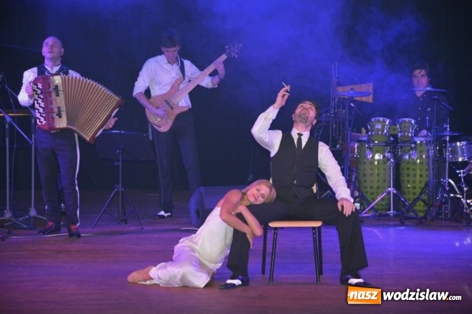 Zdjęcie w galerii na portalu naszwodzislaw.com: Marcin Wyrostek wystąpił na deskach radlińskiej sceny wiadomości z regionu