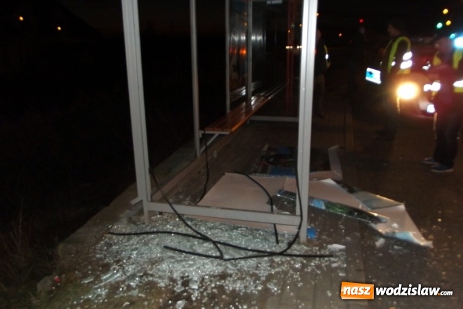 Zdjęcie w galerii na portalu naszwodzislaw.com: Zniszczona wiata przystankowa przy ulicy Wodzisławskiej. Poszukiwani są świadkowie zdarzenia wiadomości z regionu