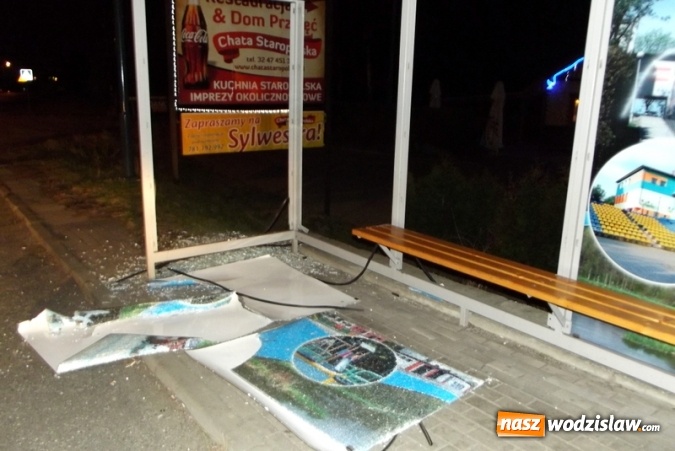 Zdjęcie w galerii na portalu naszwodzislaw.com: Zniszczona wiata przystankowa przy ulicy Wodzisławskiej. Poszukiwani są świadkowie zdarzenia wiadomości z regionu