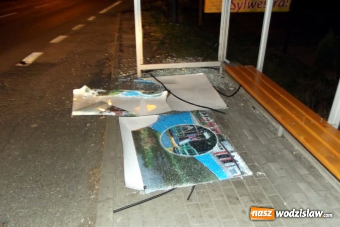 Zdjęcie w galerii na portalu naszwodzislaw.com: Zniszczona wiata przystankowa przy ulicy Wodzisławskiej. Poszukiwani są świadkowie zdarzenia wiadomości z regionu
