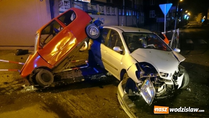 Zdjęcie w galerii na portalu naszwodzislaw.com: Groźna kraksa w Radlinie. Dwa auta rozbite wiadomości z regionu