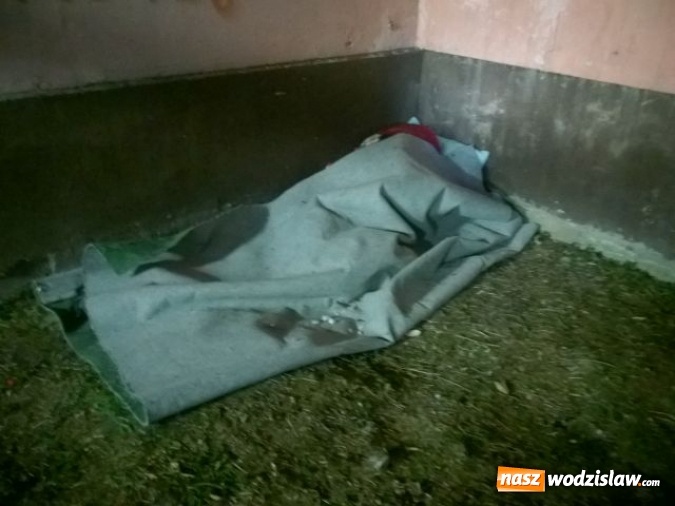 Zdjęcie w galerii na portalu naszwodzislaw.com: Uratowali życie bezdomnemu! Młody człowiek spał pod gołym niebem  wiadomości z regionu