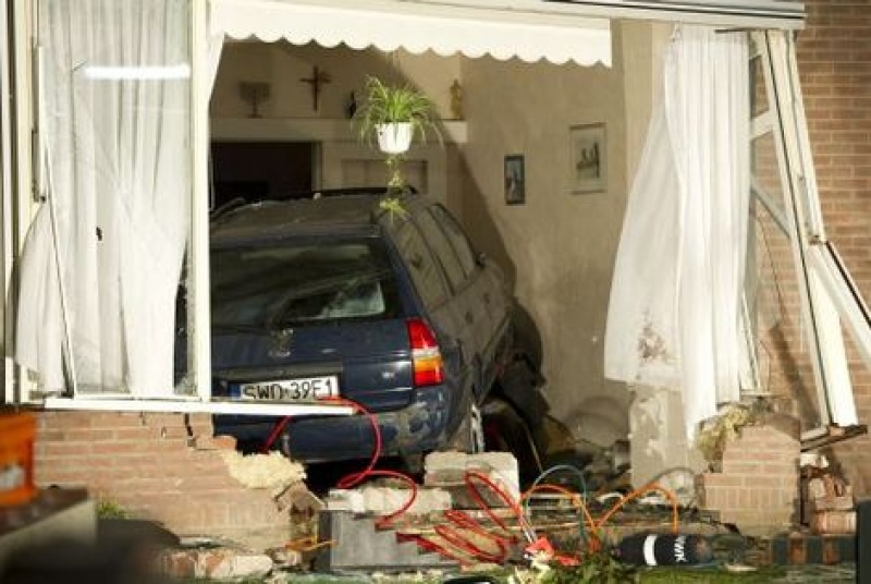 Zdjęcie w galerii na portalu naszwodzislaw.com: Wjechał w dom i zabił człowieka wiadomości z regionu