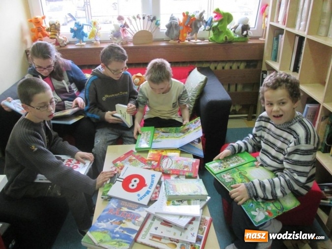 Zdjęcie w galerii na portalu naszwodzislaw.com: Wymarzone książki trafiły do szkolnej biblioteki  wiadomości z regionu