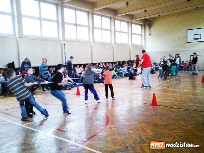 Zdjęcie w galerii na portalu naszwodzislaw.com: Zagrali w dawne gry i zabawy  wiadomości z regionu