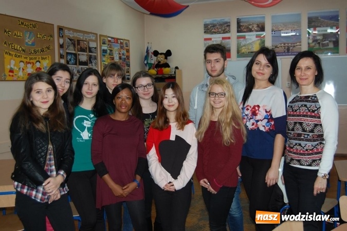 Zdjęcie w galerii na portalu naszwodzislaw.com: Goście z Azji i Afryki w rydułtowskim ogólniaku  wiadomości z regionu