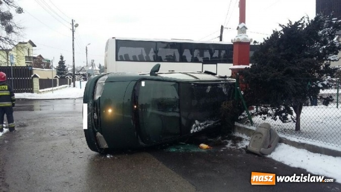 Zdjęcie w galerii na portalu naszwodzislaw.com: Groźna kolizja w Radlinie. Osobówka zderzyła się z autobusem, przewróciła się na bok i uderzyła w ogrodzenie jednej z posesji wiadomości z regionu