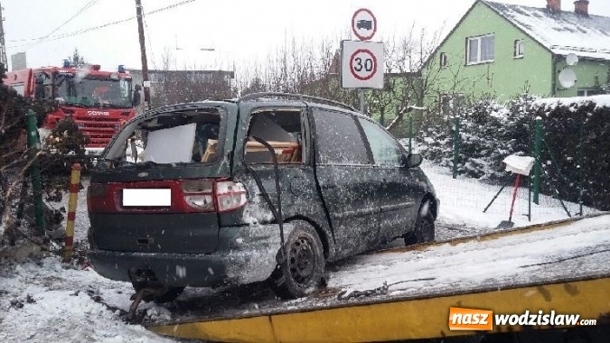 Zdjęcie w galerii na portalu naszwodzislaw.com: Groźna kolizja w Radlinie. Osobówka zderzyła się z autobusem, przewróciła się na bok i uderzyła w ogrodzenie jednej z posesji wiadomości z regionu