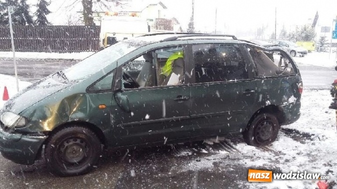 Zdjęcie w galerii na portalu naszwodzislaw.com: Groźna kolizja w Radlinie. Osobówka zderzyła się z autobusem, przewróciła się na bok i uderzyła w ogrodzenie jednej z posesji wiadomości z regionu
