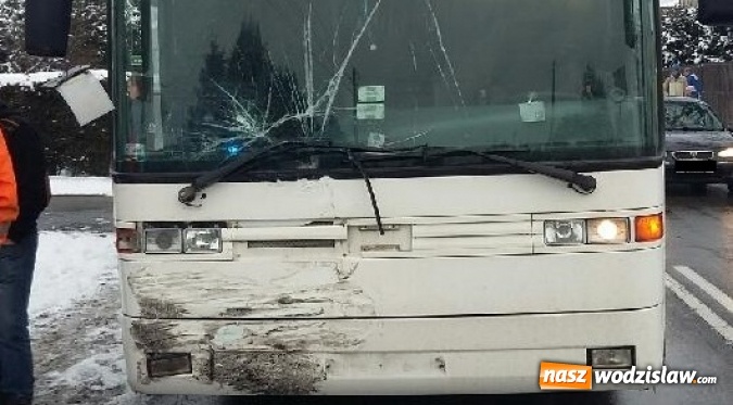 Zdjęcie w galerii na portalu naszwodzislaw.com: Groźna kolizja w Radlinie. Osobówka zderzyła się z autobusem, przewróciła się na bok i uderzyła w ogrodzenie jednej z posesji wiadomości z regionu