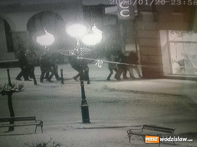 Zdjęcie w galerii na portalu naszwodzislaw.com: Monitoring znów pomocny. Tym razem oko kamery zarejestrowało bójkę na Rynku  wiadomości z regionu