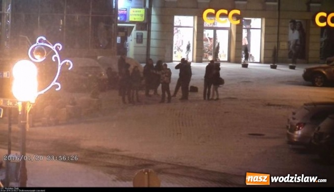Zdjęcie w galerii na portalu naszwodzislaw.com: Monitoring znów pomocny. Tym razem oko kamery zarejestrowało bójkę na Rynku  wiadomości z regionu
