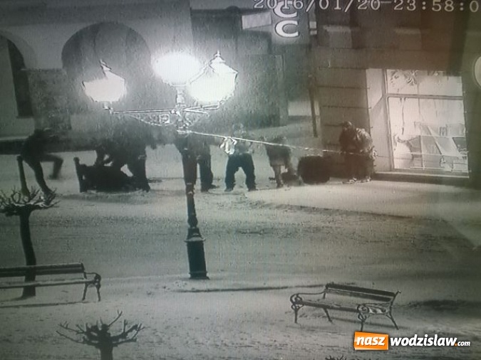 Zdjęcie w galerii na portalu naszwodzislaw.com: Monitoring znów pomocny. Tym razem oko kamery zarejestrowało bójkę na Rynku  wiadomości z regionu