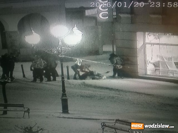 Zdjęcie w galerii na portalu naszwodzislaw.com: Monitoring znów pomocny. Tym razem oko kamery zarejestrowało bójkę na Rynku  wiadomości z regionu