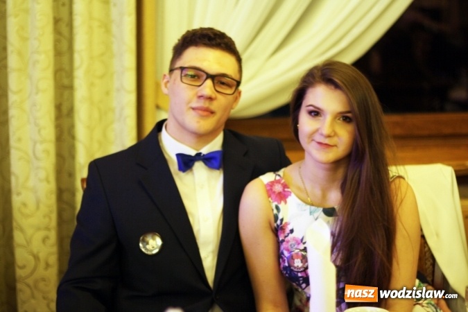 Zdjęcie w galerii na portalu naszwodzislaw.com: Studniówka 2016: Maturzyści z II LO bawili się w Dworku nad Stawem wiadomości z regionu