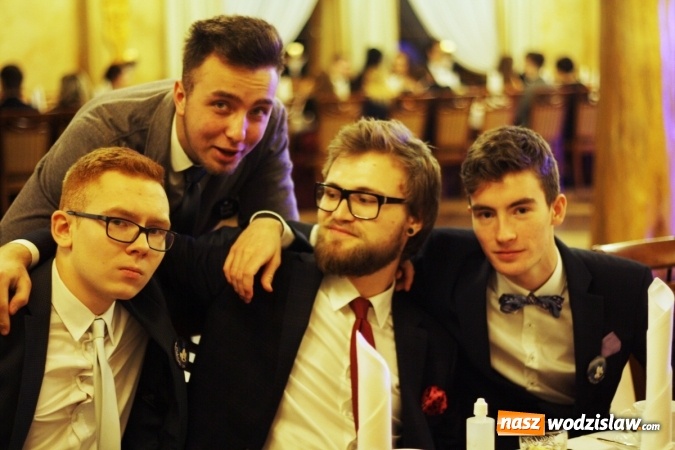 Zdjęcie w galerii na portalu naszwodzislaw.com: Studniówka 2016: Maturzyści z II LO bawili się w Dworku nad Stawem wiadomości z regionu