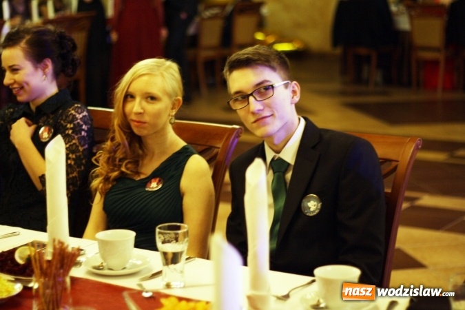 Zdjęcie w galerii na portalu naszwodzislaw.com: Studniówka 2016: Maturzyści z II LO bawili się w Dworku nad Stawem wiadomości z regionu