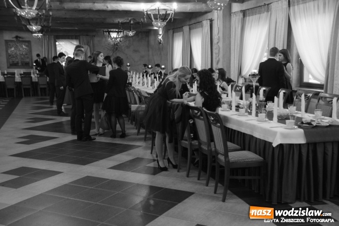 Zdjęcie w galerii na portalu naszwodzislaw.com: Studniówka 2016: Maturzyści z II LO bawili się w Dworku nad Stawem wiadomości z regionu