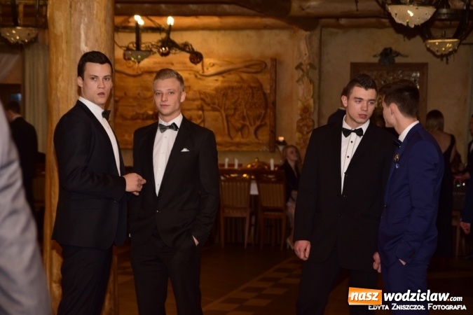 Zdjęcie w galerii na portalu naszwodzislaw.com: Studniówka 2016: Maturzyści z II LO bawili się w Dworku nad Stawem wiadomości z regionu