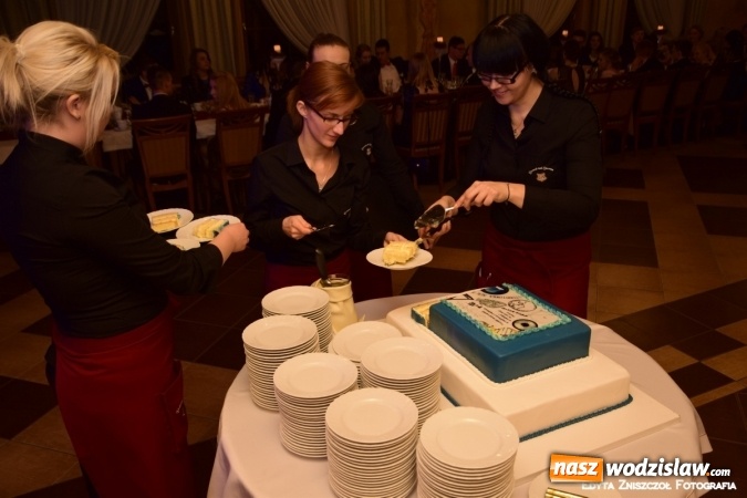 Zdjęcie w galerii na portalu naszwodzislaw.com: Studniówka 2016: Maturzyści z II LO bawili się w Dworku nad Stawem wiadomości z regionu