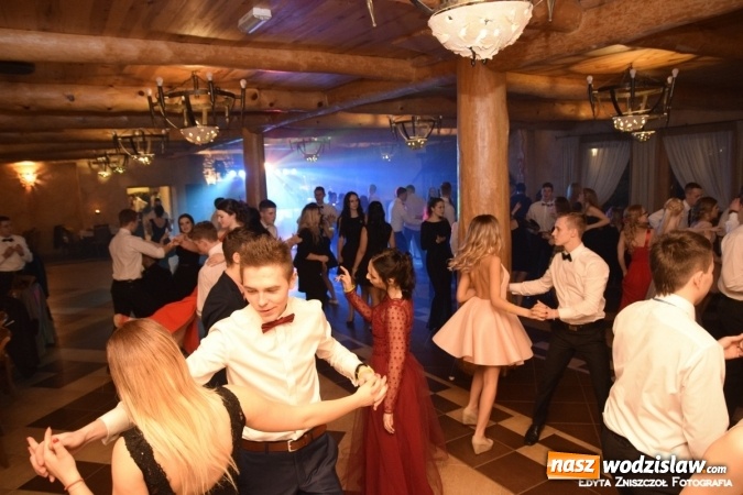 Zdjęcie w galerii na portalu naszwodzislaw.com: Studniówka 2016: Maturzyści z II LO bawili się w Dworku nad Stawem wiadomości z regionu