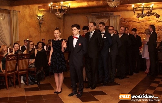Zdjęcie w galerii na portalu naszwodzislaw.com: Studniówka 2016: Maturzyści z II LO bawili się w Dworku nad Stawem wiadomości z regionu