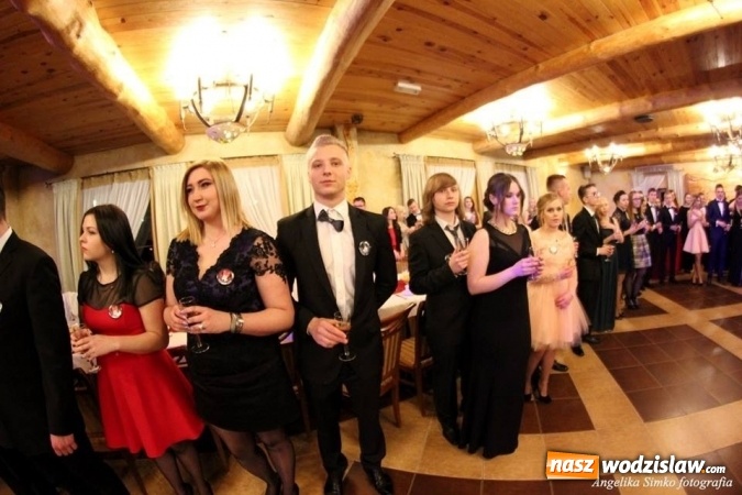 Zdjęcie w galerii na portalu naszwodzislaw.com: Studniówka 2016: Maturzyści z II LO bawili się w Dworku nad Stawem wiadomości z regionu