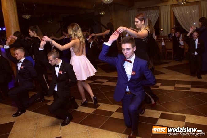 Zdjęcie w galerii na portalu naszwodzislaw.com: Studniówka 2016: Maturzyści z II LO bawili się w Dworku nad Stawem wiadomości z regionu