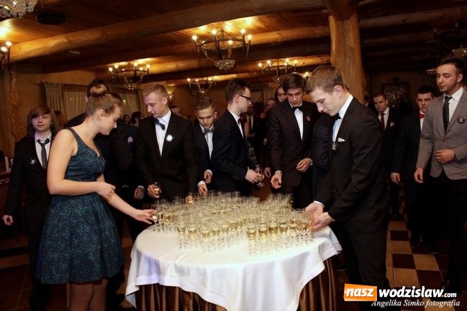 Zdjęcie w galerii na portalu naszwodzislaw.com: Studniówka 2016: Maturzyści z II LO bawili się w Dworku nad Stawem wiadomości z regionu
