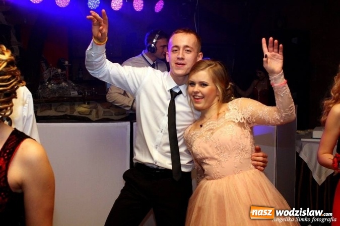 Zdjęcie w galerii na portalu naszwodzislaw.com: Studniówka 2016: Maturzyści z II LO bawili się w Dworku nad Stawem wiadomości z regionu