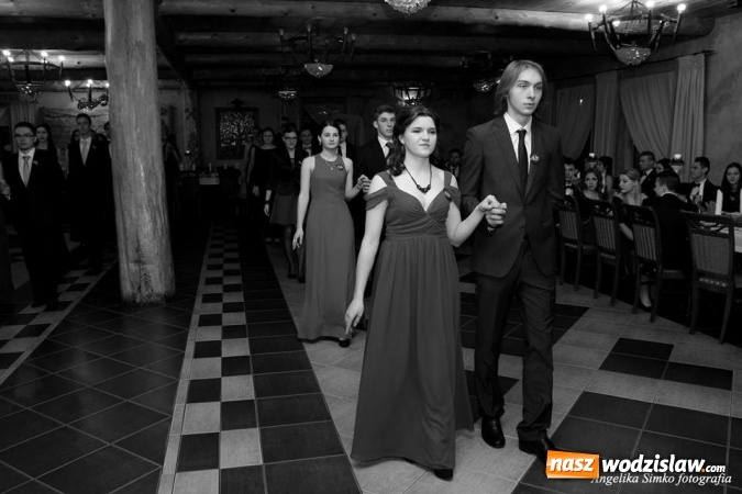 Zdjęcie w galerii na portalu naszwodzislaw.com: Studniówka 2016: Maturzyści z II LO bawili się w Dworku nad Stawem wiadomości z regionu