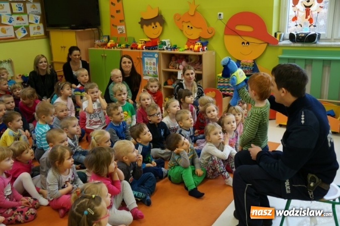 Zdjęcie w galerii na portalu naszwodzislaw.com: Policjanci szkolą najmłodszych mieszkańców jak bezpiecznie spędzać ferie wiadomości z regionu