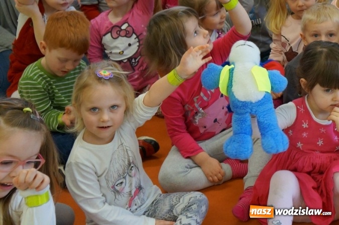 Zdjęcie w galerii na portalu naszwodzislaw.com: Policjanci szkolą najmłodszych mieszkańców jak bezpiecznie spędzać ferie wiadomości z regionu