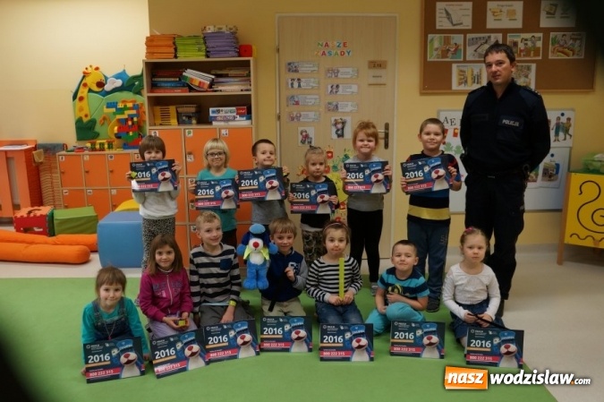 Zdjęcie w galerii na portalu naszwodzislaw.com: Policjanci szkolą najmłodszych mieszkańców jak bezpiecznie spędzać ferie wiadomości z regionu
