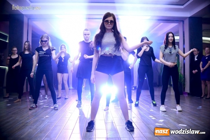 Zdjęcie w galerii na portalu naszwodzislaw.com: Maturzyści z Tischnera bawili się w radlińskim Premium wiadomości z regionu