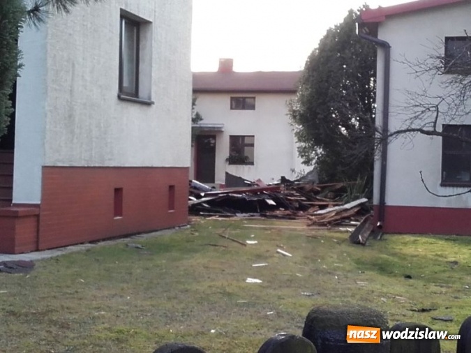 Zdjęcie w galerii na portalu naszwodzislaw.com: Silny wiatr pozrywał dachy w Skrzyszowie wiadomości z regionu