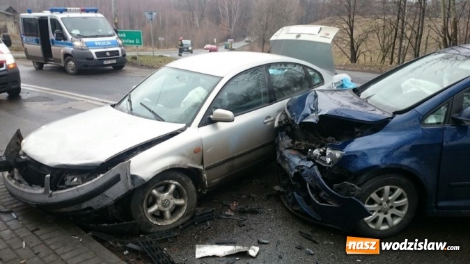 Zdjęcie w galerii na portalu naszwodzislaw.com: Zderzenie osobówek w Gogołowej. Dwie osoby zostały przewiezione do szpitala wiadomości z regionu