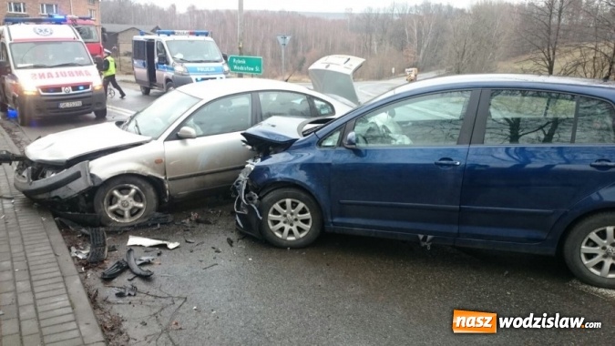 Zdjęcie w galerii na portalu naszwodzislaw.com: Zderzenie osobówek w Gogołowej. Dwie osoby zostały przewiezione do szpitala wiadomości z regionu