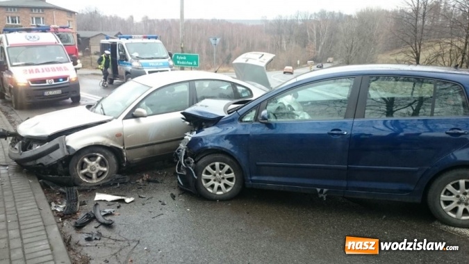 Zdjęcie w galerii na portalu naszwodzislaw.com: Zderzenie osobówek w Gogołowej. Dwie osoby zostały przewiezione do szpitala wiadomości z regionu