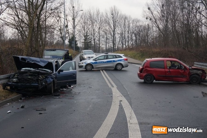 Zdjęcie w galerii na portalu naszwodzislaw.com: Groźna kolizja. Czołowe zderzenie spowodował 23-letni radlinianin wiadomości z regionu