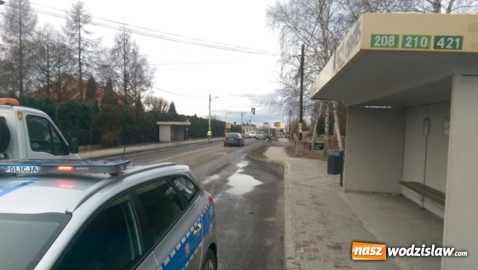 Zdjęcie w galerii na portalu naszwodzislaw.com: Ponad 3 godziny trwały utrudnienia na Jastrzębskiej. Z ciężarówki wysypał się ładunek, dodatkowo doszło tam do kolizji 4 pojazdów  wiadomości z regionu